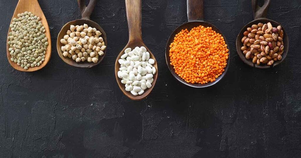 roślinne źródła białka na czarnym tle