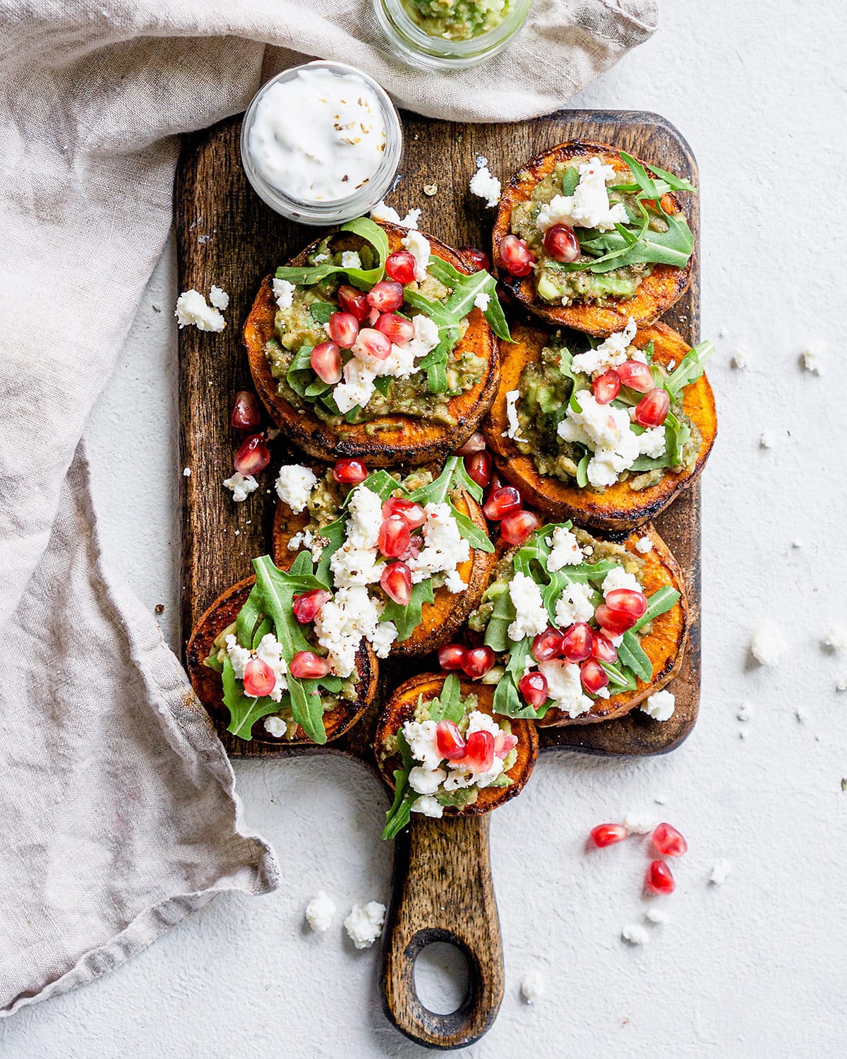 Pieczone bataty z serem feta i granatem