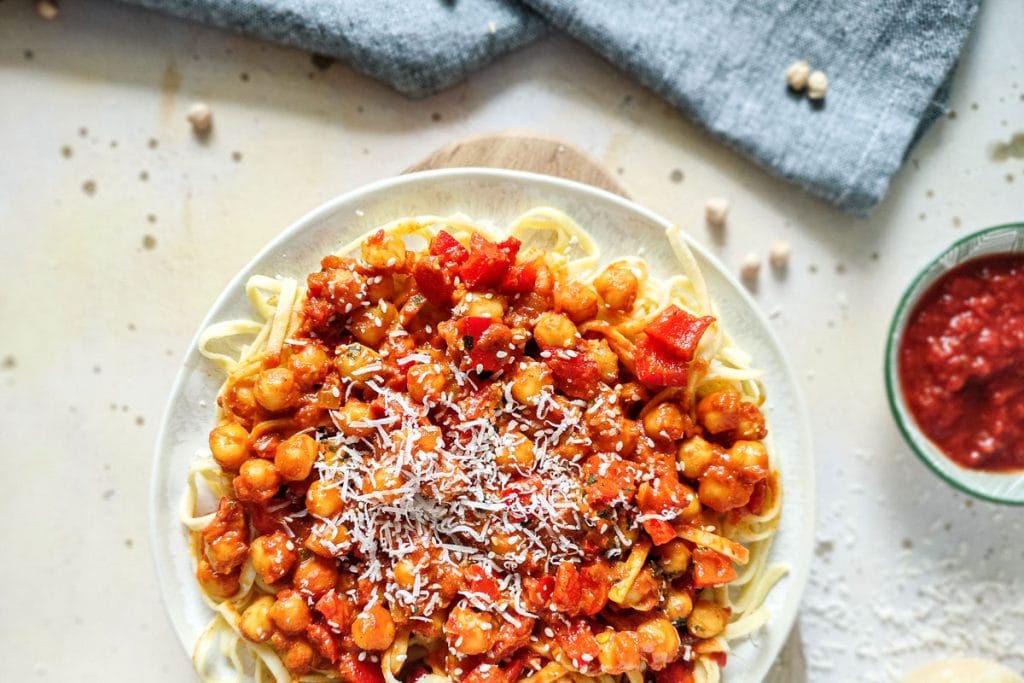 makaron pomidorowy z ciecierzycą