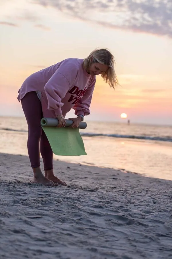 zwijanie maty do jogi na plaży