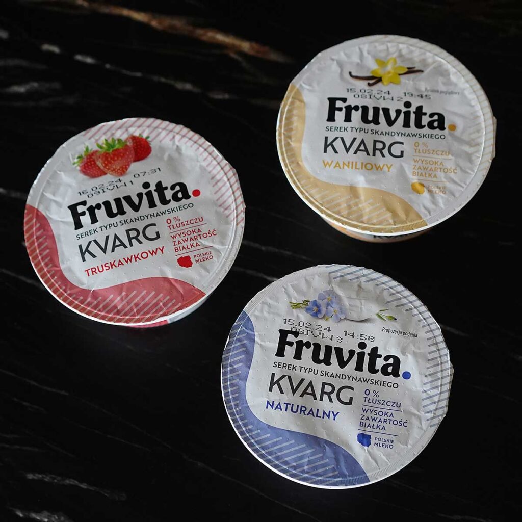 trzy opakowania serków kvarg marki Fruvita