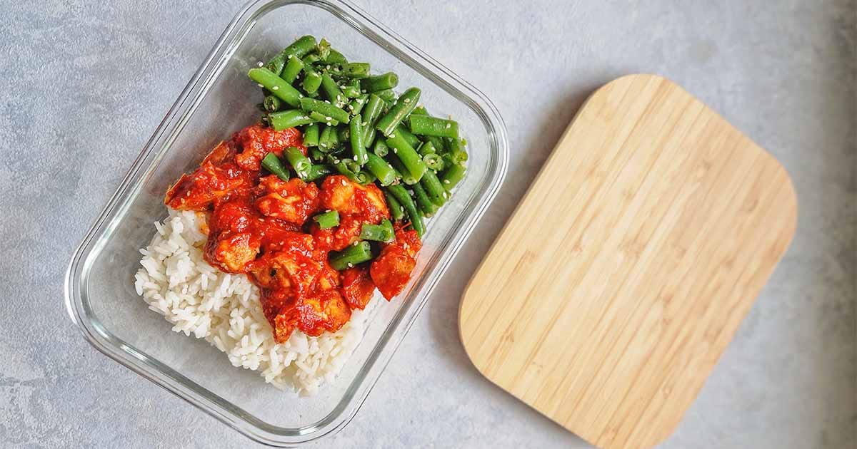 zdrowy lunchbox z kurczakiem, ryżem i fasolką