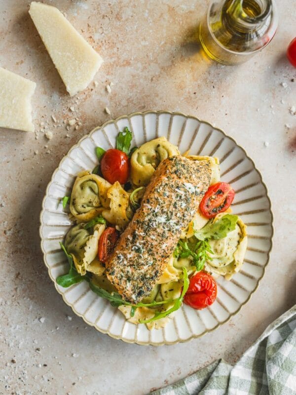 Tortelloni w pomidorkach z łososiem