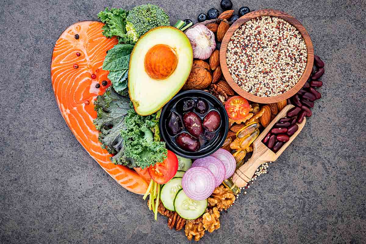 źródła omega-3 ułożone w kształt serca
