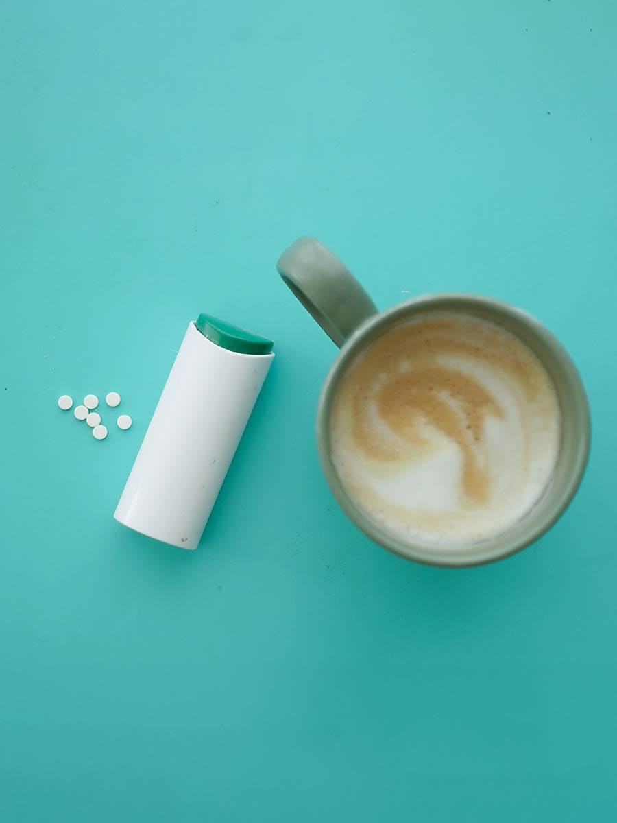 słodziki szkodzą? zdjęcie kawy i słodzika