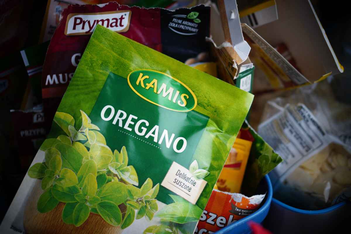 przyprawy w kuchni w oryginalnych opakowaniach