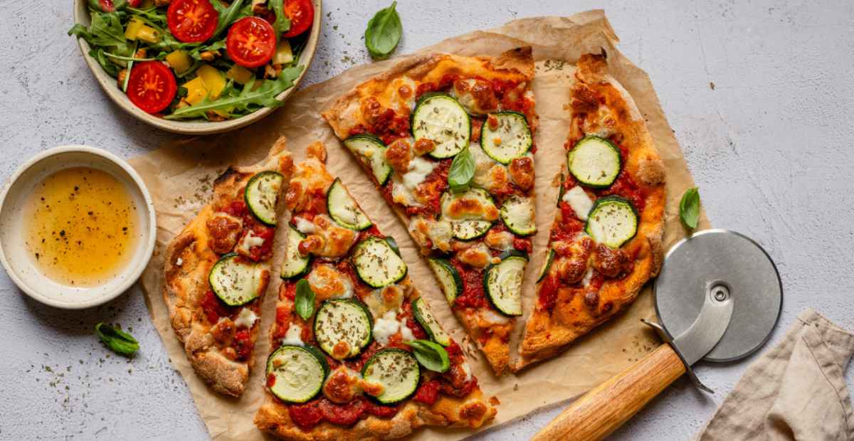 Pinsa z sosem pomidorowym i mozzarellą